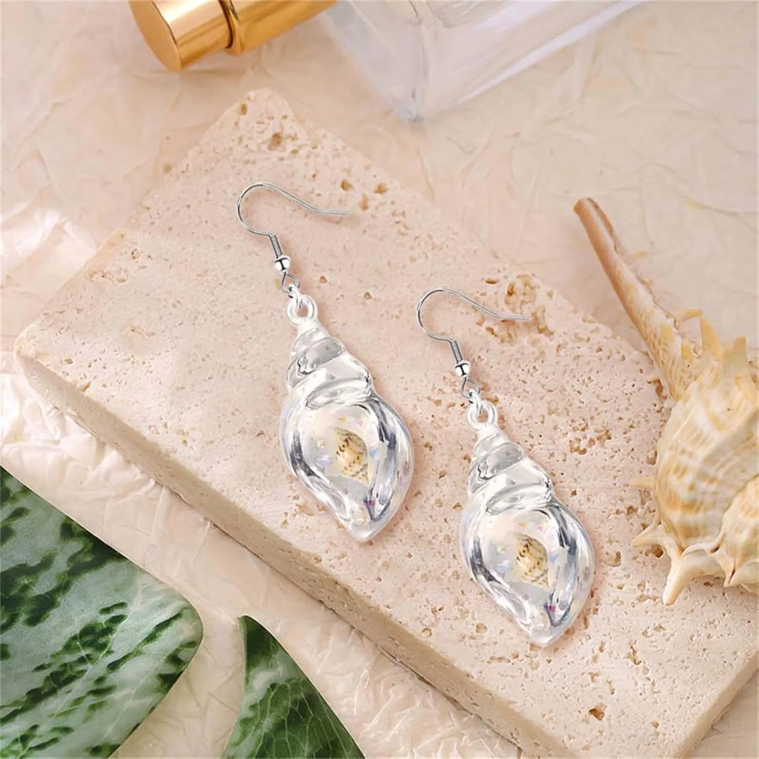 Shell Conch Earrings for Women Handmade Ocean Blue Acrylic Resin Seashell Conch Dangle Earrings Bohemian Summe Beach Fashion Jewelry Gift (White)